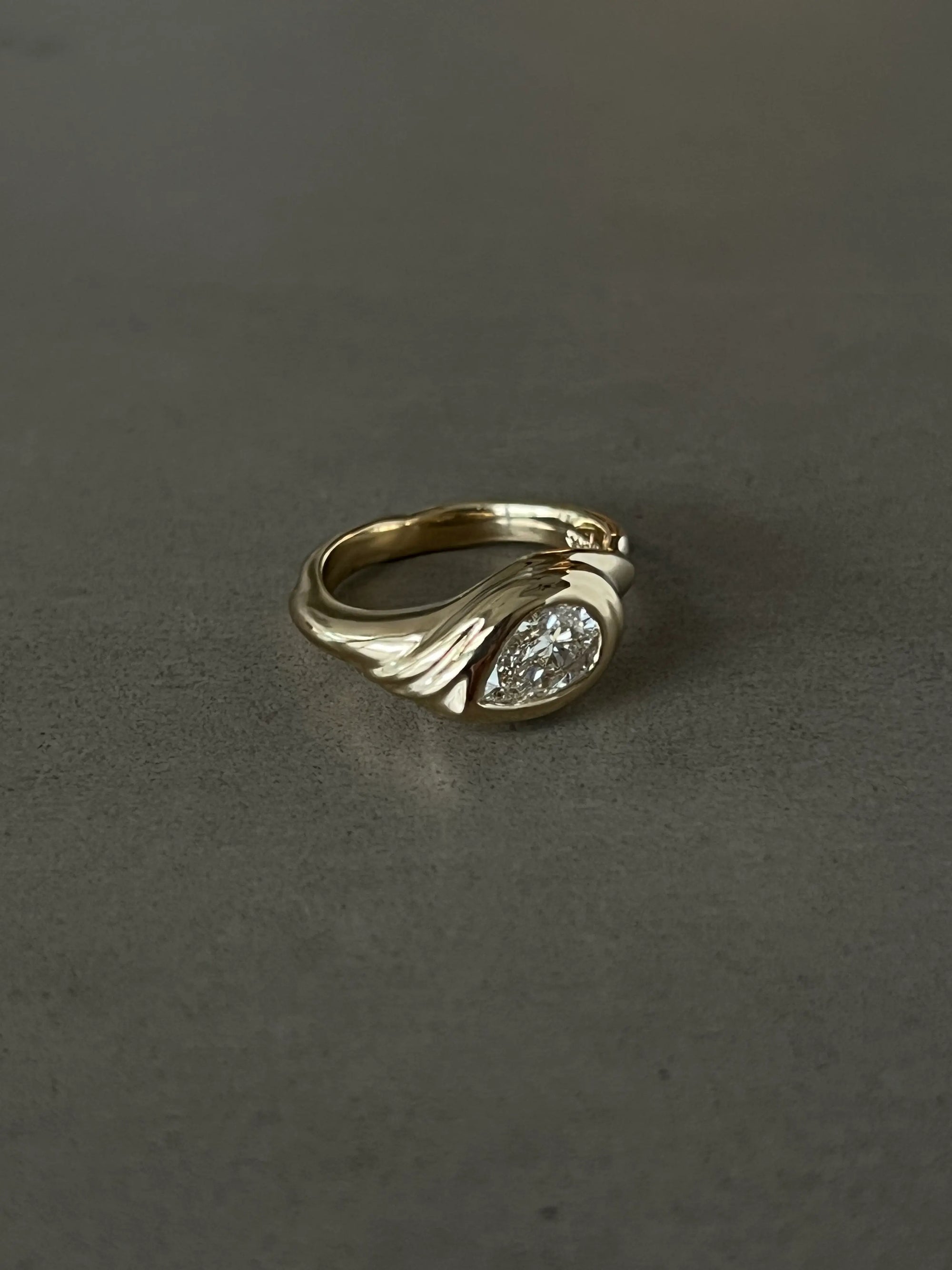 PEAR CUT CURRENT SOLITAIRE